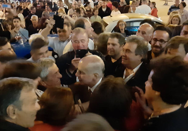 Ξεκίνησαν οι πανηγυρισμοί στο εκλογικό τμήμα Καμπουράκη (φώτο)