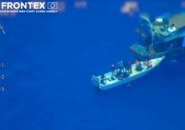 Frontex: δείχνει την επιβίβαση προσφύγων σε βάρκα μεσοπέλαγα του Αιγαίου