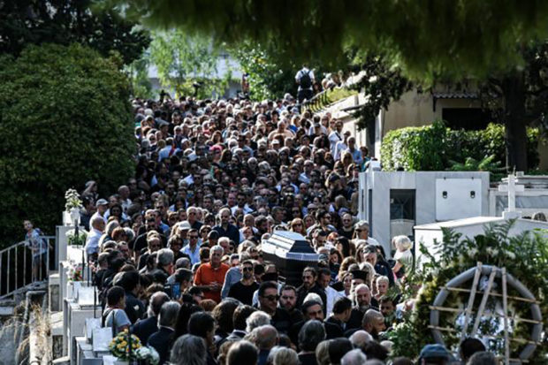 …Που τρίζει ο θάνατος: Θρήνος στην κηδεία του Λαυρέντη Μαχαιρίτσα