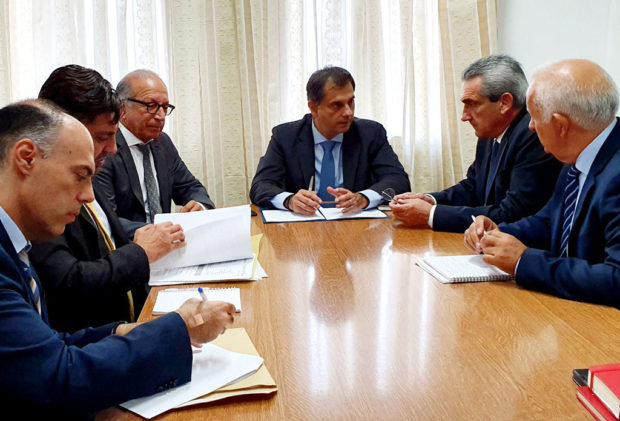 Επαφές Θεοχάρη με τοπικούς φορείς στη Σαντορίνη