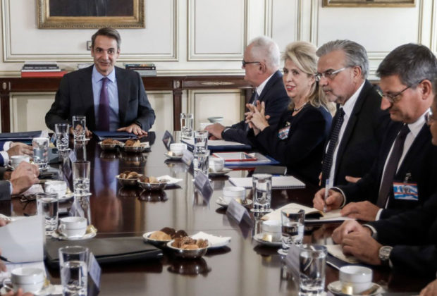 Παίρνουν πίσω χρεώσεις οι τράπεζες – Τι συμφώνησαν Μητσοτάκης-τραπεζίτες