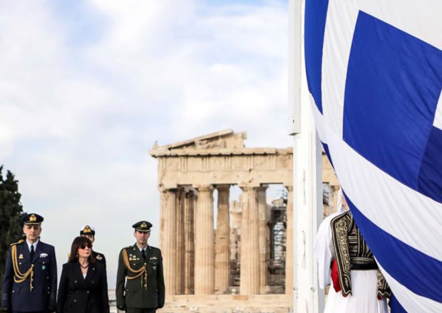 Στην τελετή έπαρσης της ελληνικής σημαίας στον Ιερό Βράχο της Ακρόπολης η Κατ. Σακελλαροπούλου