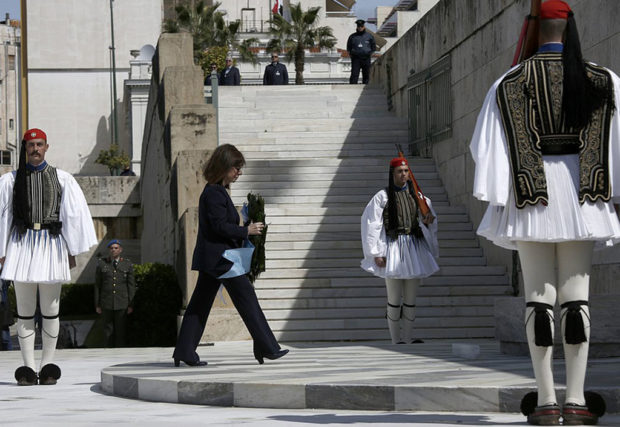 Ενας διαφορετικός εορτασμός 25ης Μαρτίου: Κατάθεση στεφάνου σε λιτή τελετή στον Άγνωστο Στρατιώτη