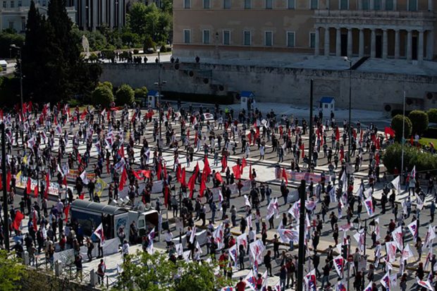 Πρωτομαγιά: Με …μεζούρα, μάσκες και “στρατιωτική” πειθαρχία η διαδήλωση του ΠΑΜΕ στο Σύνταγμα
