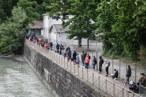 Ουρά 1,5 χλμ. για δωρεάν φαγητό στη Γενεύη, σε μια από τις πλουσιότερες πόλεις του κόσμου