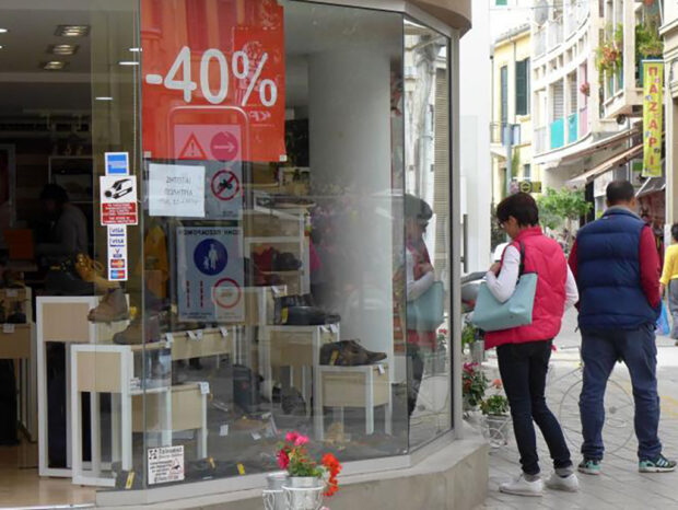 Έρευνα ΣΕΛΠΕ: «Βουτιά» του δείκτη κατανάλωσης – 1 στους 10 δανείζεται για να καλύψει τις υποχρεώσεις του – Απαισιόδοξοι οι πολίτες
