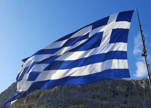 Ταξίδεψαν στο Καστελλόριζο και ύψωσαν τη μεγαλύτερη ελληνική σημαία