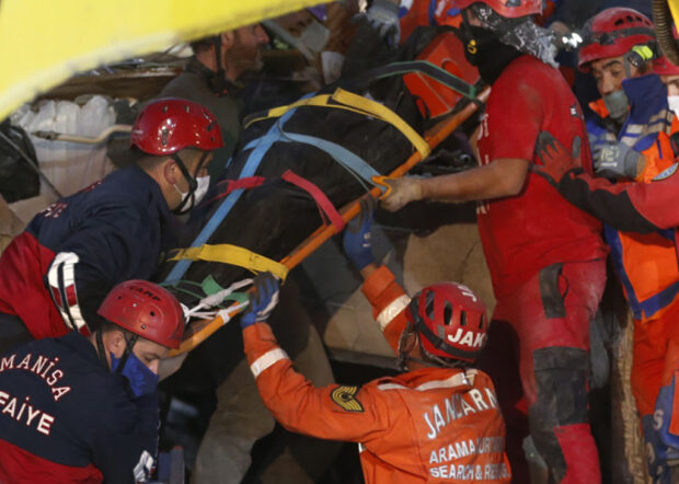 Σεισμός – Τουρκία: Τουλάχιστον 43 οι νεκροί και 896 τραυματίες – Δραματική έκκληση του υπουργού Υγείας