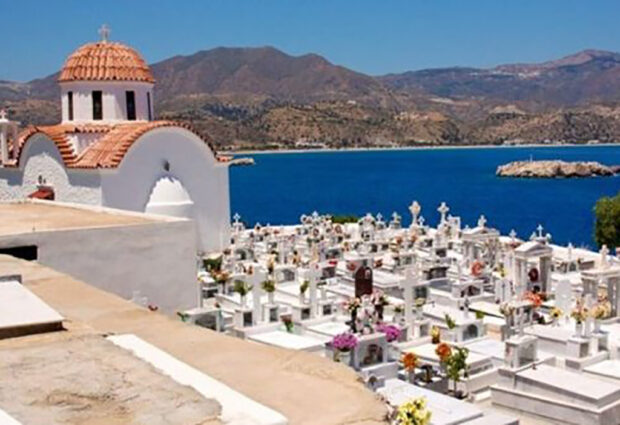 Κάρπαθος : Τι λέει ο διοργανωτής για το πάρτι στο νεκροταφείο με φωτορυθμικά και ηλεκτρονική μουσική