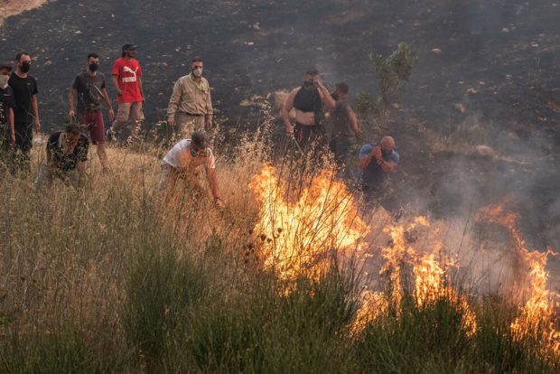 Ανεξέλεγκτη η φωτιά στην Εύβοια – Ανιση μάχη με τις φλόγες –  Εκκενώνονται κι άλλοι οικισμοί