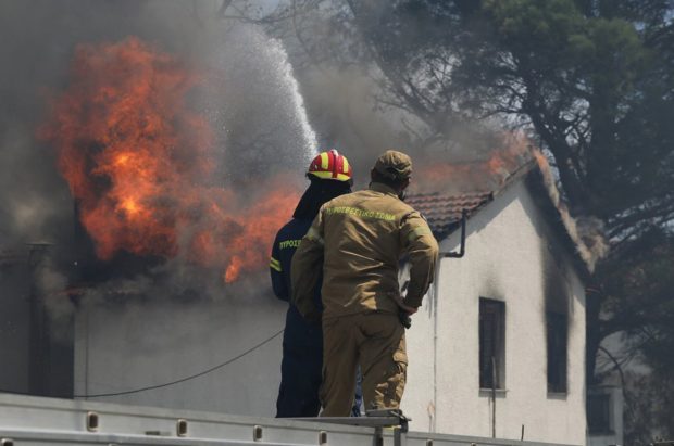 Σε κρίσιμη κατάσταση ακόμα οι δύο εθελοντές πυροσβέστες που τραυματίστηκαν
