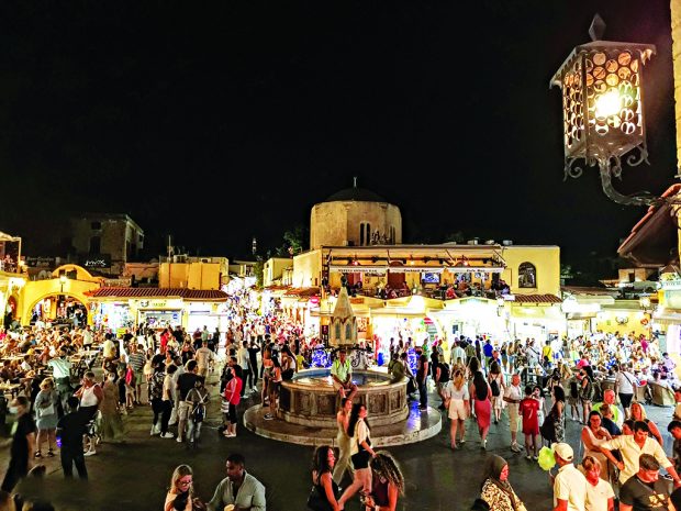 ΤΟΥΡΙΣΤΕΣ ΜΕΣΑΙΩΝΙΚΗ ΠΟΛΗ