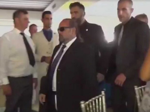 Αρτέμης Σώρρας: Επανεμφάνιση με νέο look και με νέες “απειλές” από την Κάλυμνο