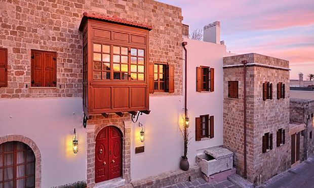 Κόκκιη Πόρτα