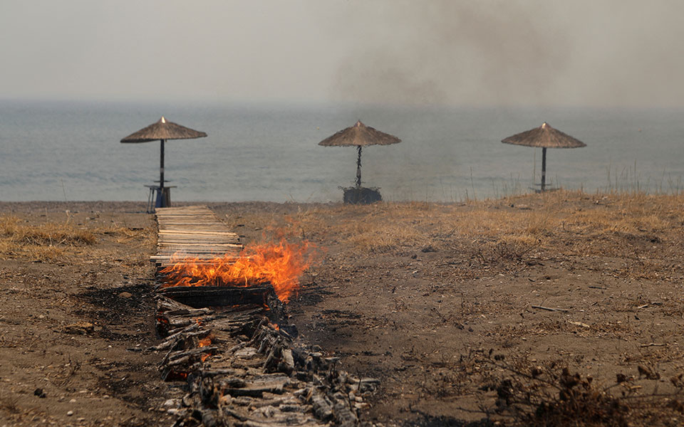 2022-07-23T130649Z_1988560453_RC2NHV97BS9S_RTRMADP_3_EUROPE-WEATHER-GREECE-WILDFIRES-LESBOS