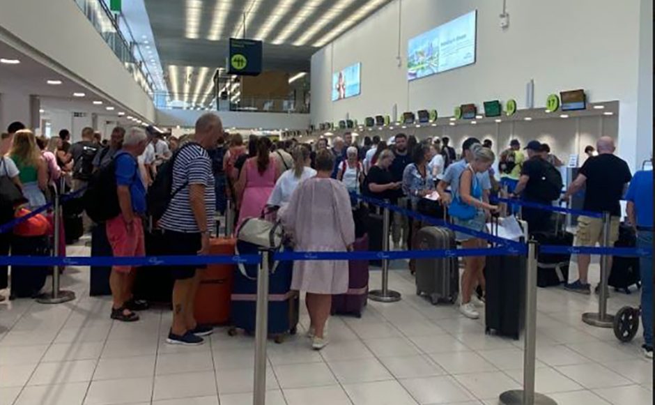 ΤΟΥΡΙΣΤΕΣ ΑΕΡΟΔΡΟΜΙΟ