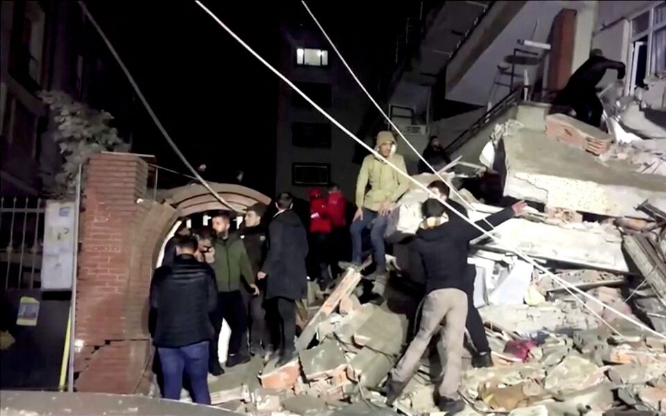 Tourkia_Diyarbakir_seismos-Reuters-960x600