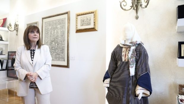 Η ΠτΔ εγκαινίασε το Μουσείο Δώρων του Προεδρικού Μεγάρου – Ξεχωρίζει το περιδέραιο χρυσών φλουριών από παραδοσιακή φορεσιά της Ρόδου