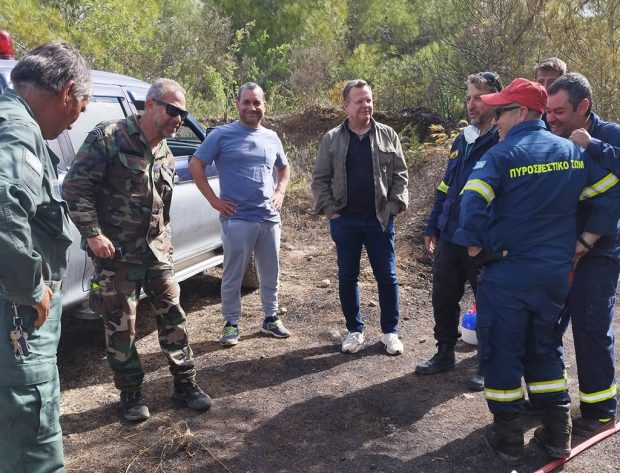 Υπό μερικό έλεγχο η φωτιά στο Μανδρικό