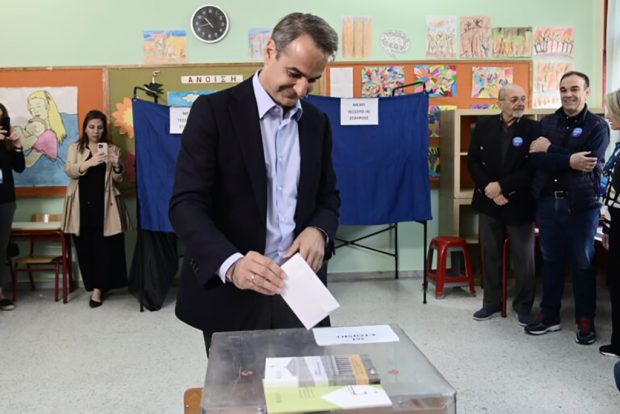 [361558] ΕΘΝΙΚΕΣ ΕΚΛΟΓΕΣ 2023 / ΨΗΦΟΦΟΡΙΑ ΑΠΟ ΤΟΝ ΠΡΩΘΥΠΟΥΡΓΟ ΚΑΙ ΠΡΟΕΔΡΟ ΤΗΣ ΝΕΑΣ ΔΗΜΟΚΡΑΤΙΑΣ ΚΥΡΙΑΚΟ ΜΗΤΣΟΤΑΚΗ (ΜΙΧΑΛΗΣ ΚΑΡΑΓΙΑΝΝΗΣ/EUROKINISSI)