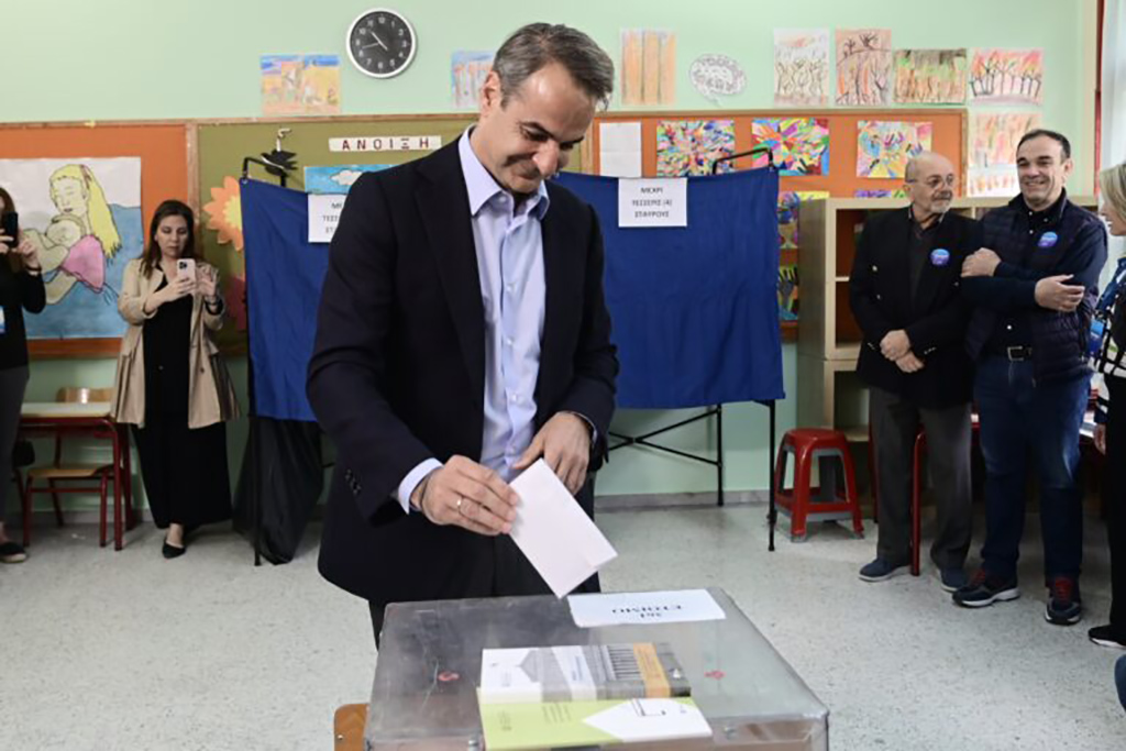 [361558] ΕΘΝΙΚΕΣ ΕΚΛΟΓΕΣ 2023 / ΨΗΦΟΦΟΡΙΑ ΑΠΟ ΤΟΝ ΠΡΩΘΥΠΟΥΡΓΟ ΚΑΙ ΠΡΟΕΔΡΟ ΤΗΣ ΝΕΑΣ ΔΗΜΟΚΡΑΤΙΑΣ ΚΥΡΙΑΚΟ ΜΗΤΣΟΤΑΚΗ (ΜΙΧΑΛΗΣ ΚΑΡΑΓΙΑΝΝΗΣ/EUROKINISSI)