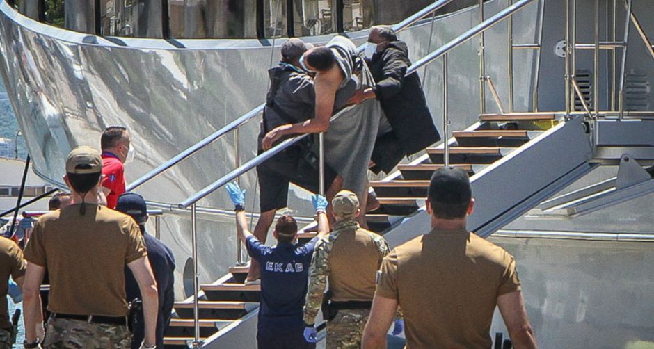 ΝΑΥΑΓΙΟ ΜΕ ΔΕΚΑΔΕΣ ΝΕΚΡΟΥΣ ΜΕΤΑΝΑΣΤΕΣ ΑΝΟΙΧΤΑ ΤΗΣ ΠΥΛΟΥ- ΜΕΤΑΦΟΡΑ ΔΙΑΣΩΘΕΝΤΩΝ ΣΤΟ ΛΙΜΑΝΙ ΤΗΣ ΚΑΛΑΜΑΤΑΣ (ΣΥΝΕΡΓΑΤΗΣ/EUROKINISSI)