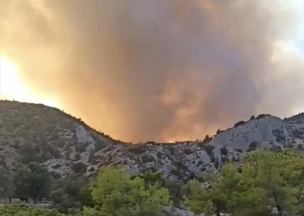 Νέος συναγερμός – Η φωτιά κατευθύνεται προς το φαράγγι της Ξετρυπητής