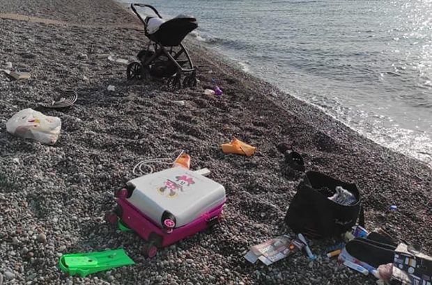 Αρον-άρον έφυγαν οι τουρίστες, εγκαταλείποντας από βαλίτσες μέχρι παιδικά καροτσάκια στις παραλίες