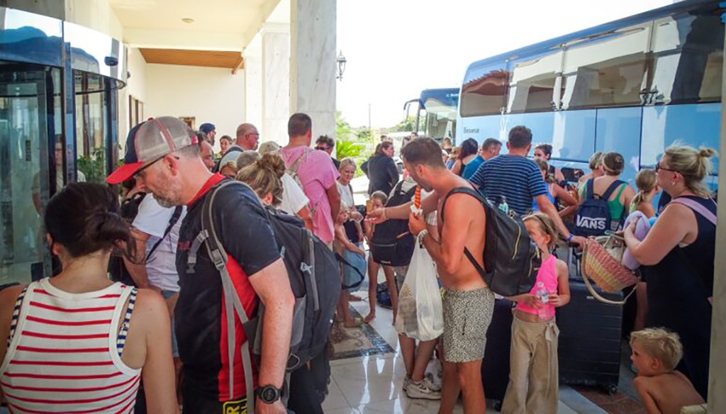 ΠΥΡΚΑΓΙΑ ΡΟΔΟΣ 6Η ΗΜΕΡΑ - ΑΝΑΧΩΡΗΣΗ ΤΟΥΡΙΣΤΩΝ ΑΠΟ ΤΟ ΞΕΝΟΔΟΧΕΙΟ ATRIUM PRESTIGE ΣΤΟ ΠΛΥΜΜΗΡΙ (ΑΡΓΥΡΗΣ ΜΑΝΤΙΚΟΣ/EUROKINISSI)