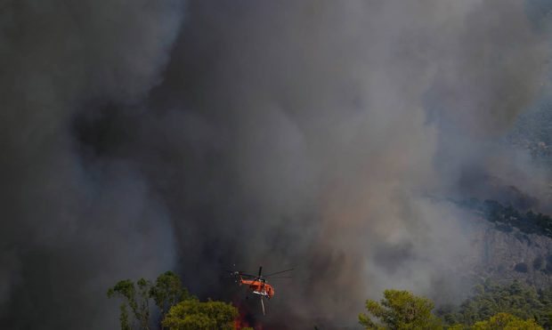 Πάρνηθα: Μάχη με τις φλόγες για να σωθεί ο Εθνικός Δρυμός – Εκκενώθηκε το Καζίνο