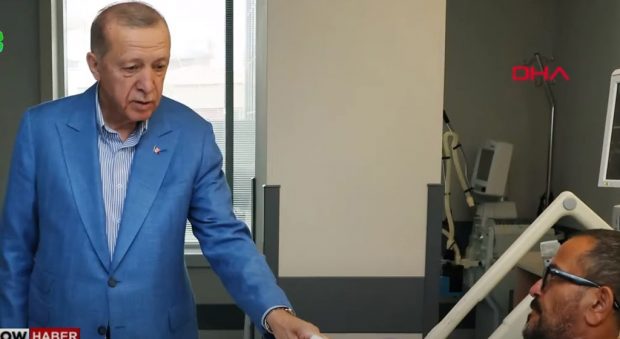 Ο Ερντογάν επισκέφθηκε στο νοσοκομείο τον Αλί Σαμπαντζί που τραυματίστηκε στην Λέρο