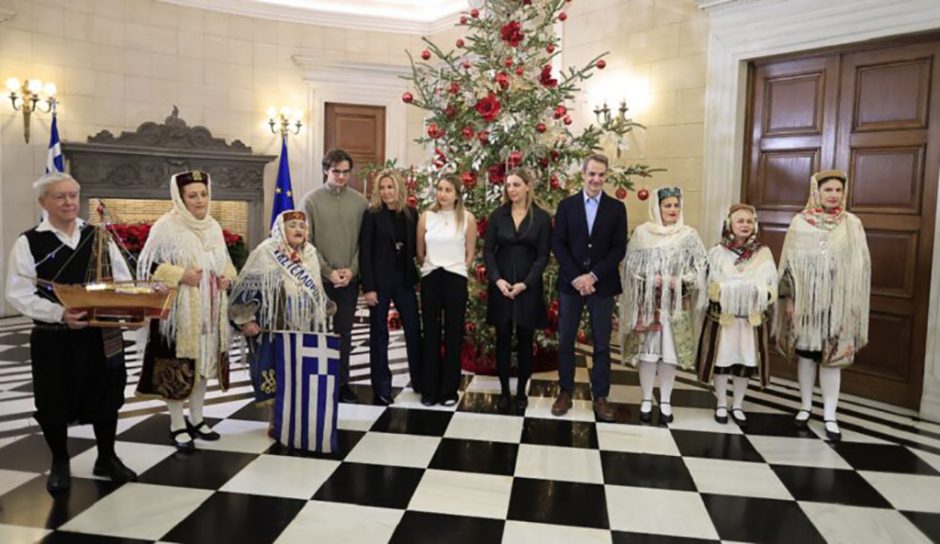 [366076] ΧΡΙΣΤΟΥΓΕΝΝΙΑΤΙΚΑ ΚΑΛΑΝΤΑ ΣΤΟΝ ΠΡΩΘΥΠΟΥΡΓΟ ΚΥΡΙΑΚΟ ΜΗΤΣΟΤΑΚΗ (ΓΙΩΡΓΟΣ ΚΟΝΤΑΡΙΝΗΣ / EUROKINISSI)