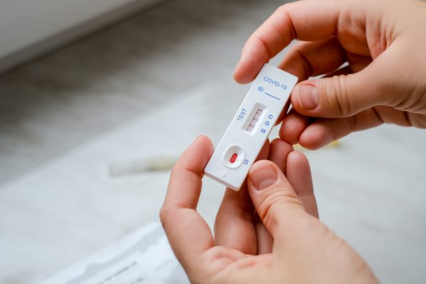 Κορονοϊός: Σε υψηλά επίπεδα τα εβδομαδιαία κρούσματα – 817 εισαγωγές, 35 θάνατοι
