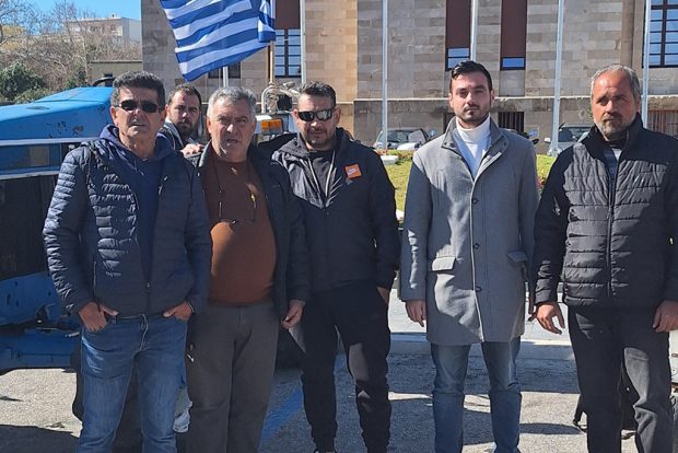 Νίκος Μουτσάκης Αγρότες
