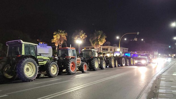 “Μπλόκο” των αγροτών, προκειμένου να συναντήσουν τον Νίκο Δένδια