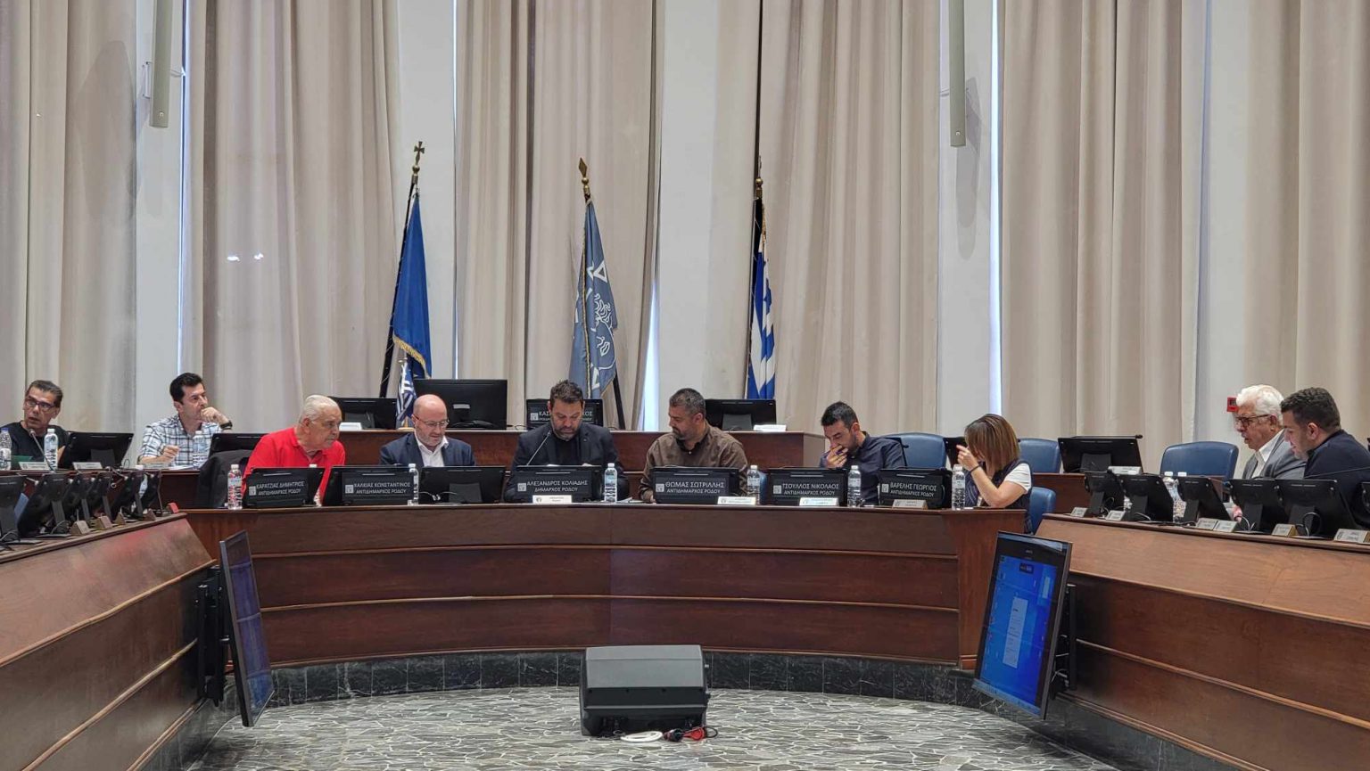 δημοτικη επιτροπή