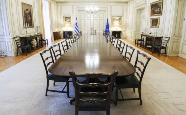 Ανασχηματισμός με ηχηρές κόκκινες κάρτες