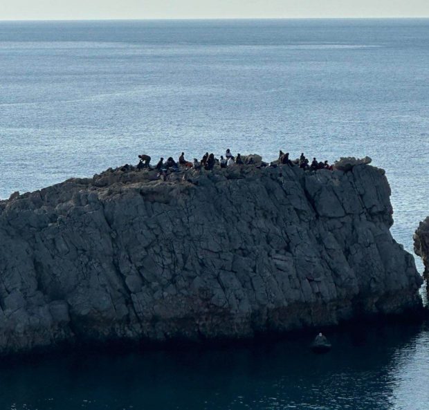 Μετανάστες αρνούνται να κατέβουν από τα βράχια στον Άγιο Παύλο της Λίνδου!