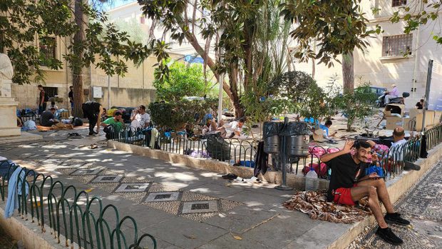 Προσωρινός χώρος για τη συγκέντρωση των μεταναστών στη Ρόδο αναζητείται ως λύση από την κυβέρνηση