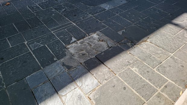 ΛΑΚΟΥΒΕΣ ΔΡΟΜΟΙ