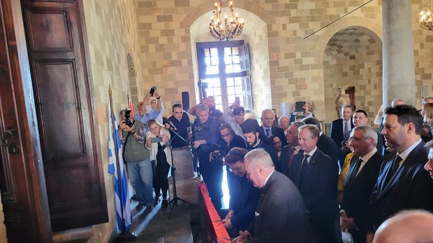 Πραγματοποιήθηκαν από τον Μέγα Μάγιστρο και την Υπουργό Πολιτισμού τα εγκαίνια της έκθεσης για τους Ιωαννίτες ιππότες