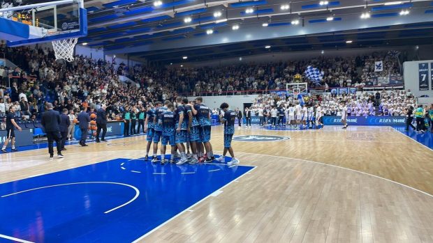ΣΕΝ ΚΕΝΤΕΝ ΚΟΛΟΣΣΟΣ