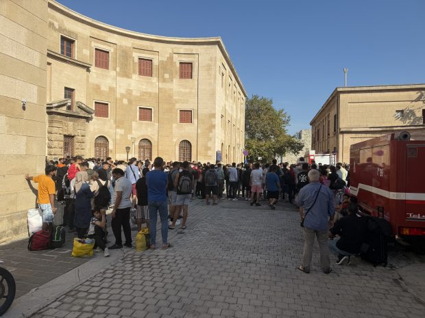 Την πρόθεσή του να μετατρέψει την πλατεία δημαρχείου  σε πλατεία μεταναστών ανακοίνωσε ο Αλέξανδρος Κολιάδης