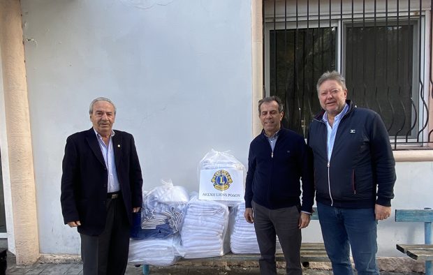 Προσφορά ιματισμού στο ίδρυμα των Κολυμπίων από τη λέσχη Lions Ρόδου