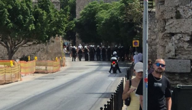 Ρόδος: Προσαγωγές και εντάσεις πριν τη διαμαρτυρία για το ισραηλινό κρουαζιερόπλοιο “Crown Iris”