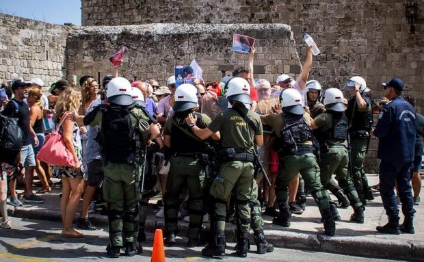 «Crown Iris»: Διαδηλωτής υπέβαλε έγκληση για επικίνδυνη  σωματική βλάβη μετά από βίαιη καταστολή στο λιμάνι της Ρόδου