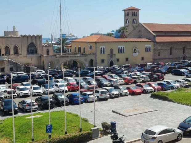 Μαζική πορεία ταξί στο κέντρο της Ρόδου με αιχμή  τον άνισο ανταγωνισμό και την οικονομική εξαθλίωση του κλάδου