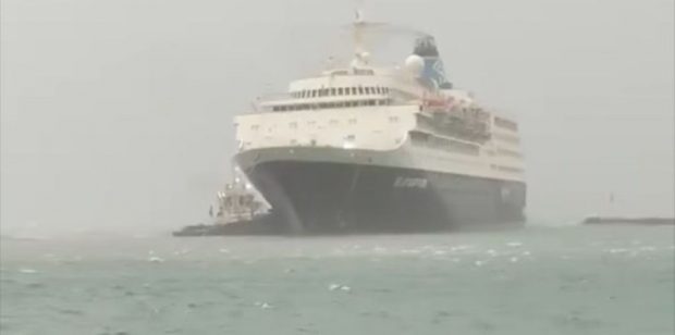 Εσπασαν οι κάβοι κρουαζιερόπλοιου στο λιμάνι – Ξεριζώθηκαν δέντρα από τους ισχυρούς ανέμους