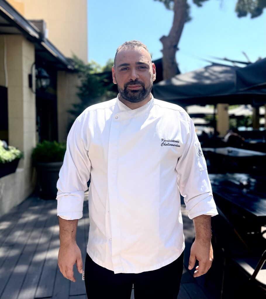 Εικόνα που περιέχει άτομο, ρουχισμός, εξωτερικός χώρος/ύπαιθρος, χαμόγελο
Το περιεχόμενο που δημιουργείται από AI ενδέχεται να είναι εσφαλμένο.