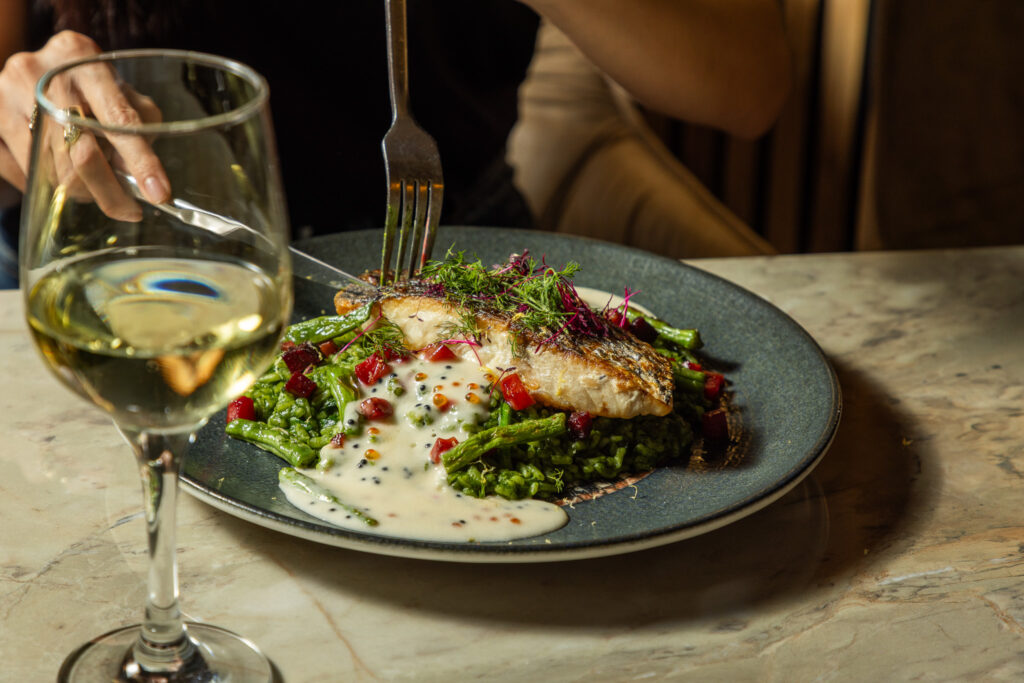 Εικόνα που περιέχει επιτραπέζια σκεύη, ποτήρι κρασιού, ποτό, κολονάτα ποτήρια Το περιεχόμενο που δημιουργείται από AI ενδέχεται να είναι εσφαλμένο.